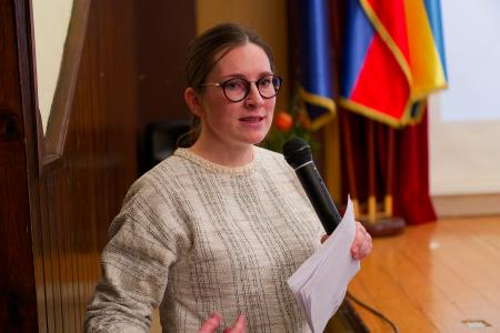 Barbara Rezar Grilc med predstavitvijo knjige o  misijonarju Janezu Čebulju